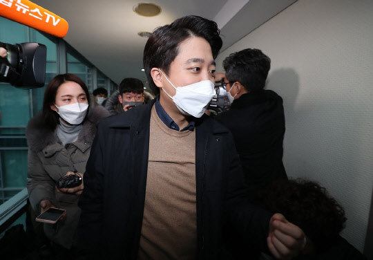 이준석 국민의힘 대표가 김종인 전 총괄선대위원장과의 면담을 위해 10일 오후 서울 종로구에 위치한 김 전 위원장의 사무실로 들어서고 있다. [연합뉴스]